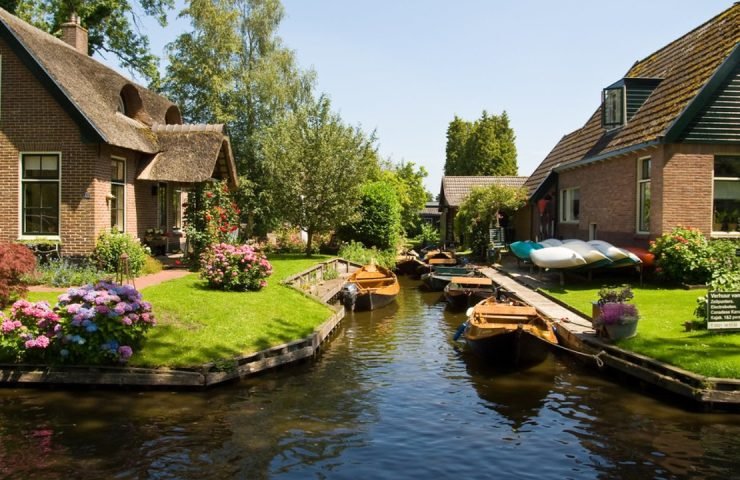 Drifting Through Silence: Why Giethoorn Is the Netherlands’ Best-Kept Secret