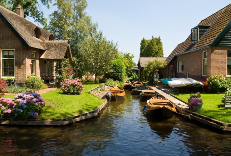 Drifting Through Silence: Why Giethoorn Is the Netherlands’ Best-Kept Secret