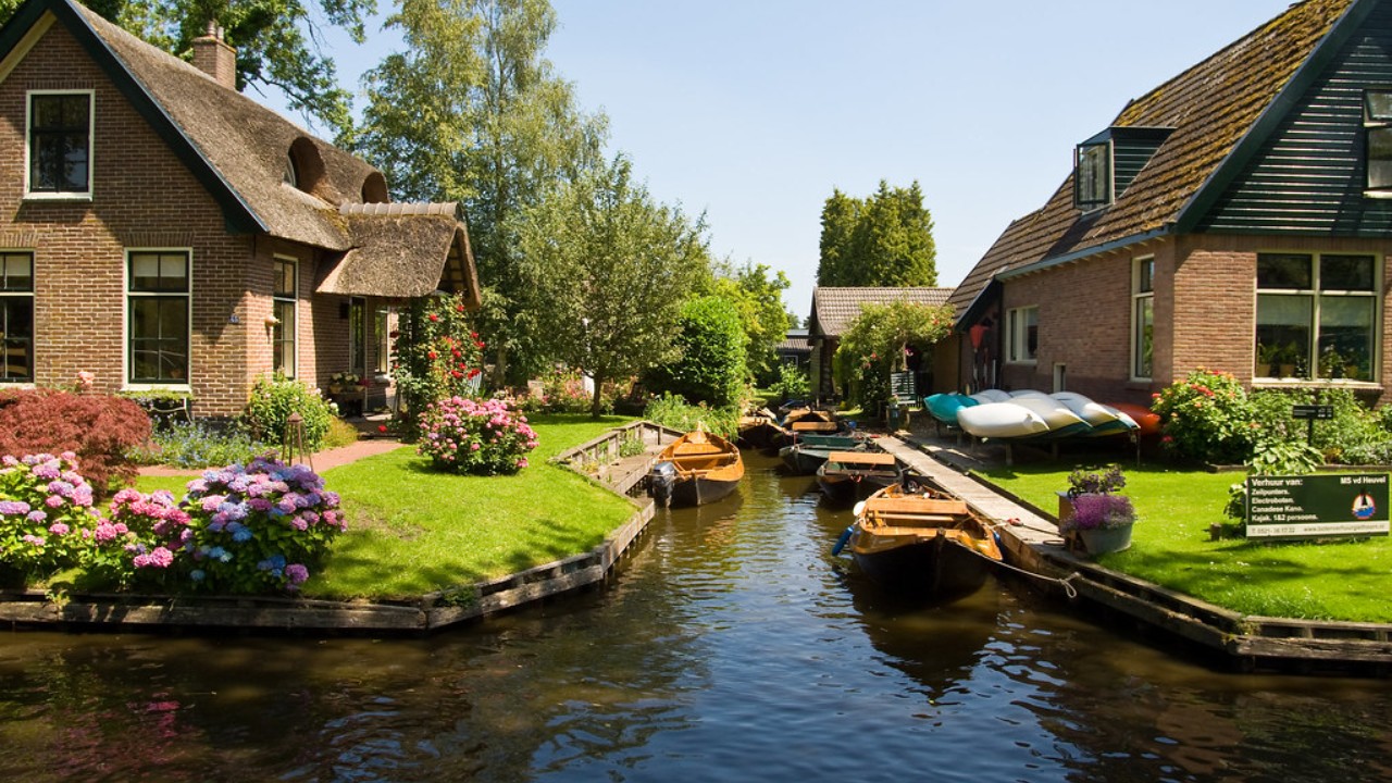 Drifting Through Silence: Why Giethoorn Is the Netherlands’ Best-Kept Secret