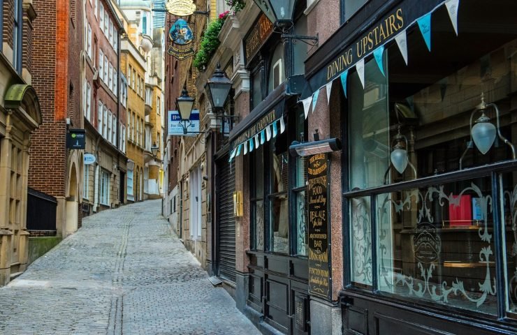 Sips & Stories: Exploring Britain’s Pub Culture and Afternoon Tea Traditions