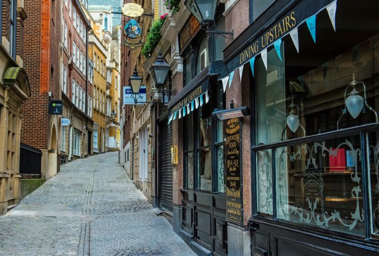 Sips & Stories: Exploring Britain’s Pub Culture and Afternoon Tea Traditions